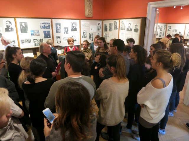studenti assistono ad una lezione al museo