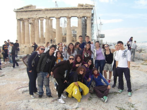 studenti in posa dinnanzi ad un antico templio greco