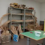 laboratorio vimini, scaffale con ceste di vimini e materiale ancora da lavorare