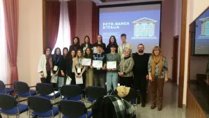 foto di gruppi davanti ad no schermo che ha la scritta PCTO Banca d'Italia